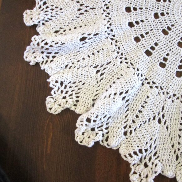Vtg large 22"(56cm)round crocheted ecru white cotten table doily 22"(56cm) x 22" - Picture 5 of 11